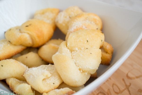 Easy Garlic Knots: These garlic knots are perfect for any meal, and come together in less than 15 minutes!