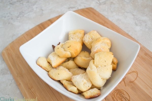 Easy Garlic Knots: These garlic knots are perfect for any meal, and come together in less than 15 minutes!