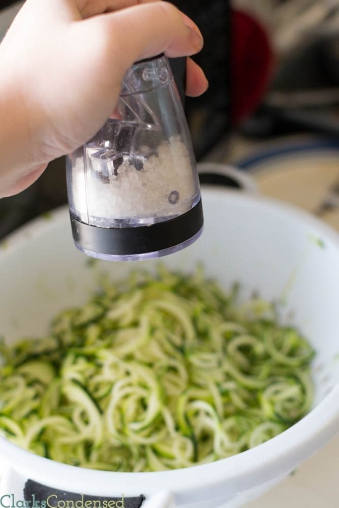 How to make zucchini pasta with a vegetable spiral cutter