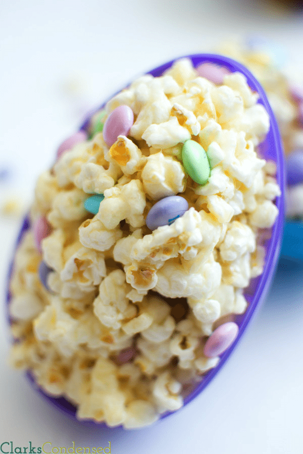 *M&M and Marshmallow #Popcorn* An easy recipe that is really yummy, and is sure to disappear quickly! Perfect for an Easter treat.