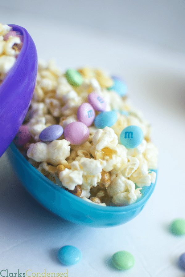 *M&M and Marshmallow #Popcorn* An easy recipe that is really yummy, and is sure to disappear quickly! Perfect for an Easter treat.