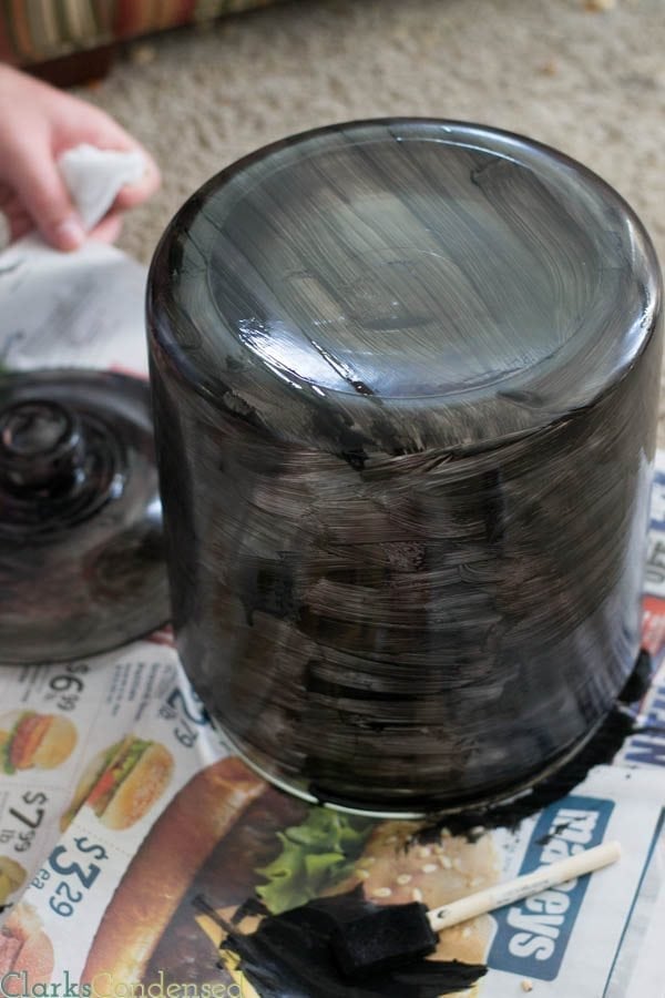 This DIY Chalkboard Glass container is perfect for gifts, storing laundry detergent or baking supplies, and is super easy to make!