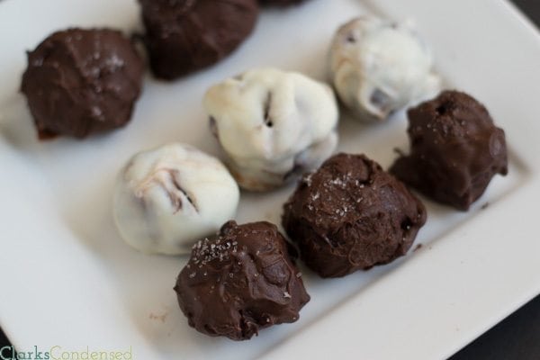 Truffles don't have to be hard to make! These easy salted chocolate truffles are simple to throw together and absolutely delicious (especially when you add some crumbled bacon!)easy-salted-chocolate-truffles