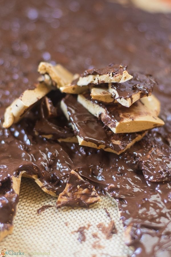 An easy and delicious chocolate honeycomb candy recipe - this is a traditional European candy that is perfect for Christmas! It's so easy to make, and it's very delicious.