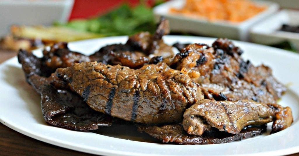 A plate of food, with Carne asada