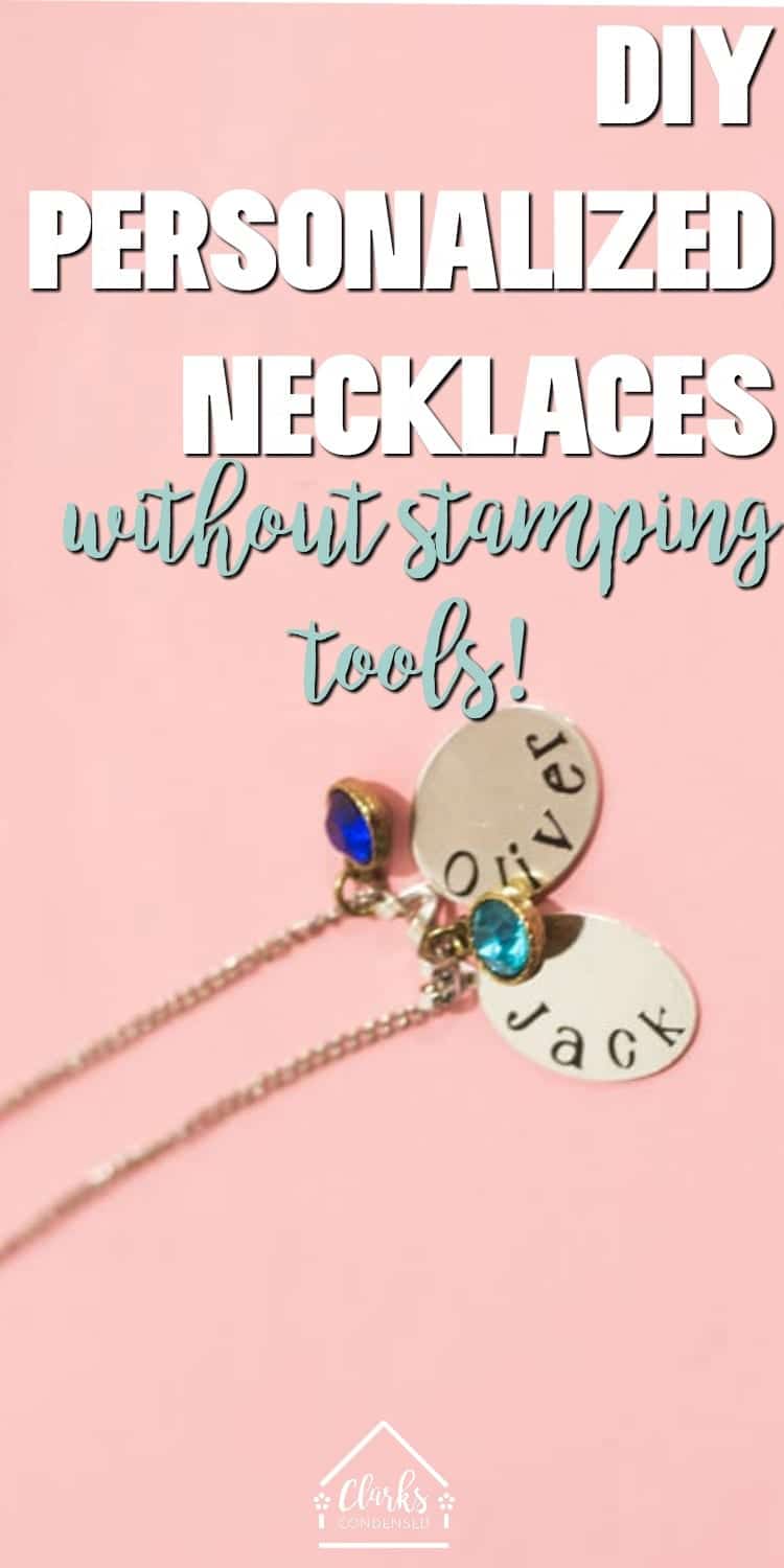 Make your own personalized neckalces (mom necklaces, anyone?) using vinyl! These make for great gifts #cricutmade #cricutcrafts