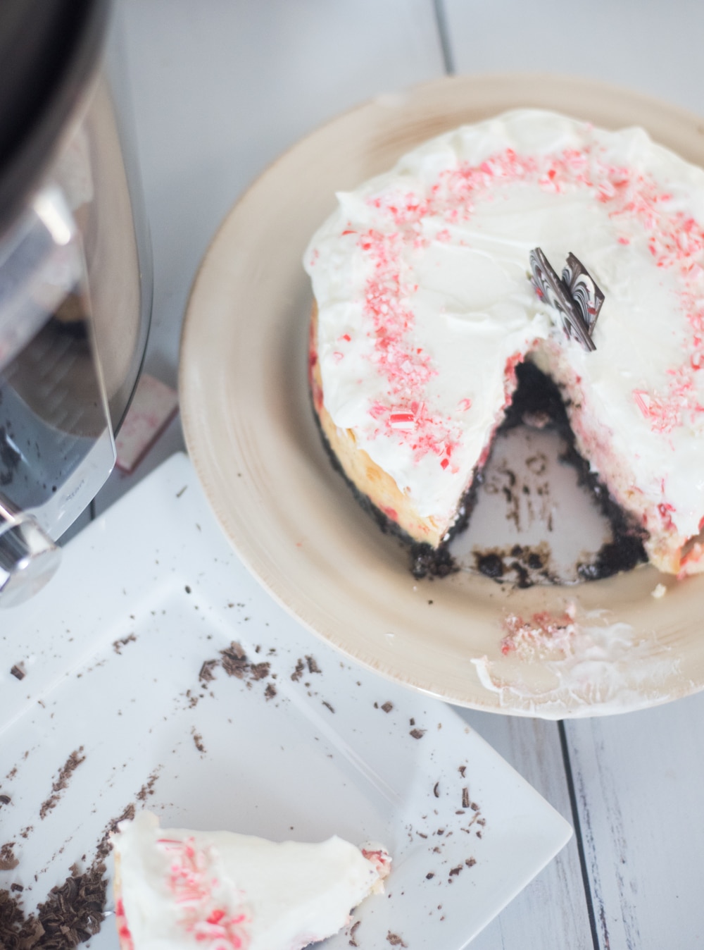 A piece of cake on a plate, with Cheesecake and Cream