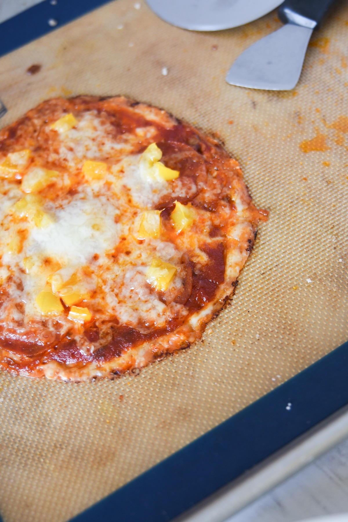 A pizza sitting on top of a table