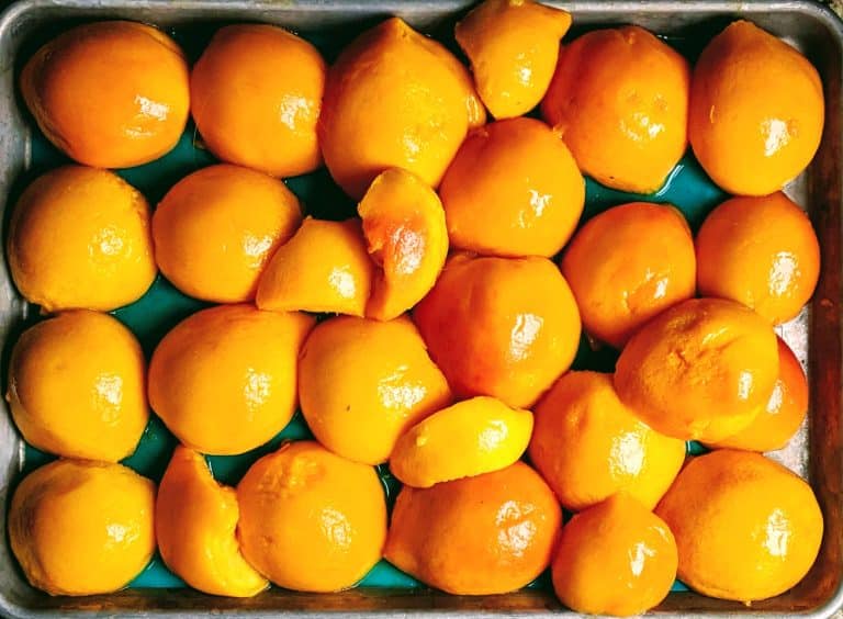 A pile of peaches