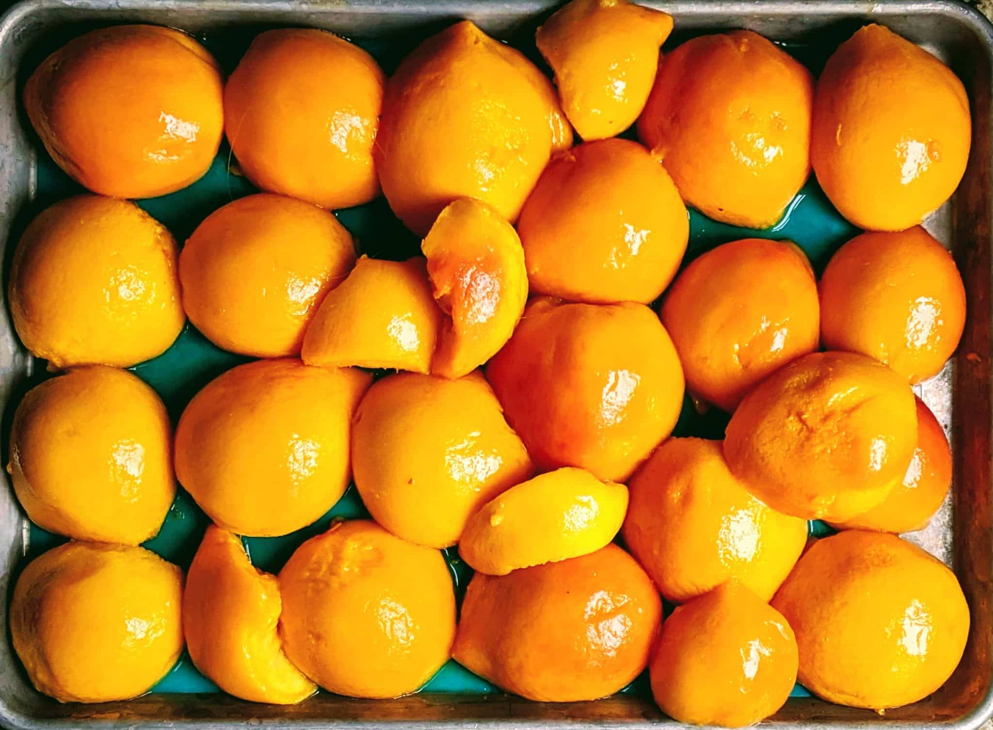 A pile of peaches