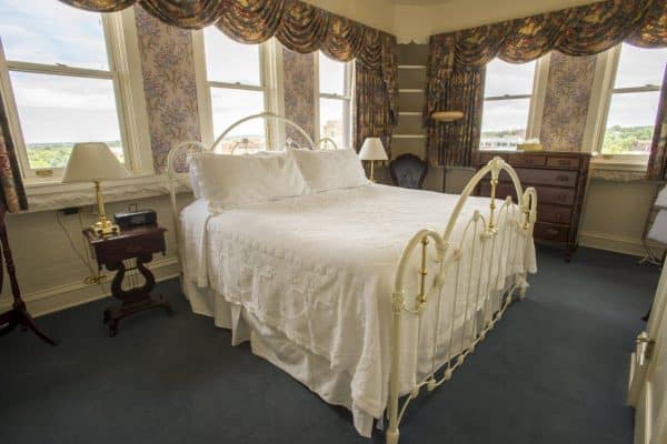 victorian style bed
