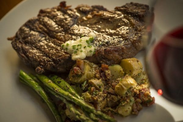 steak with potatoes and asparagus