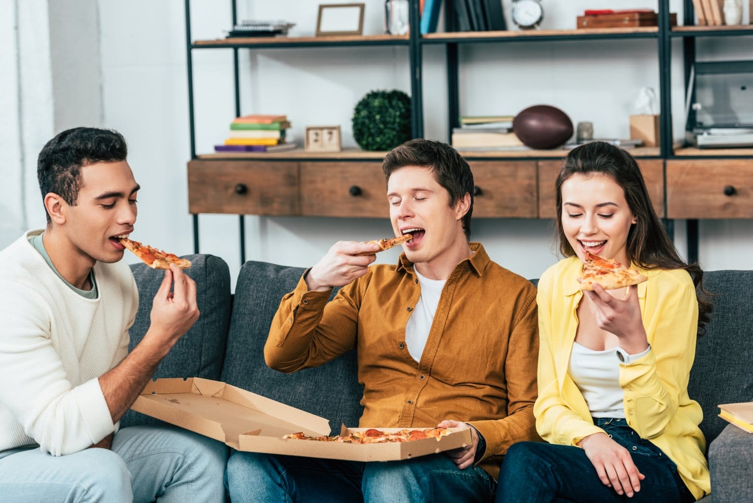 college coeds eating pizza