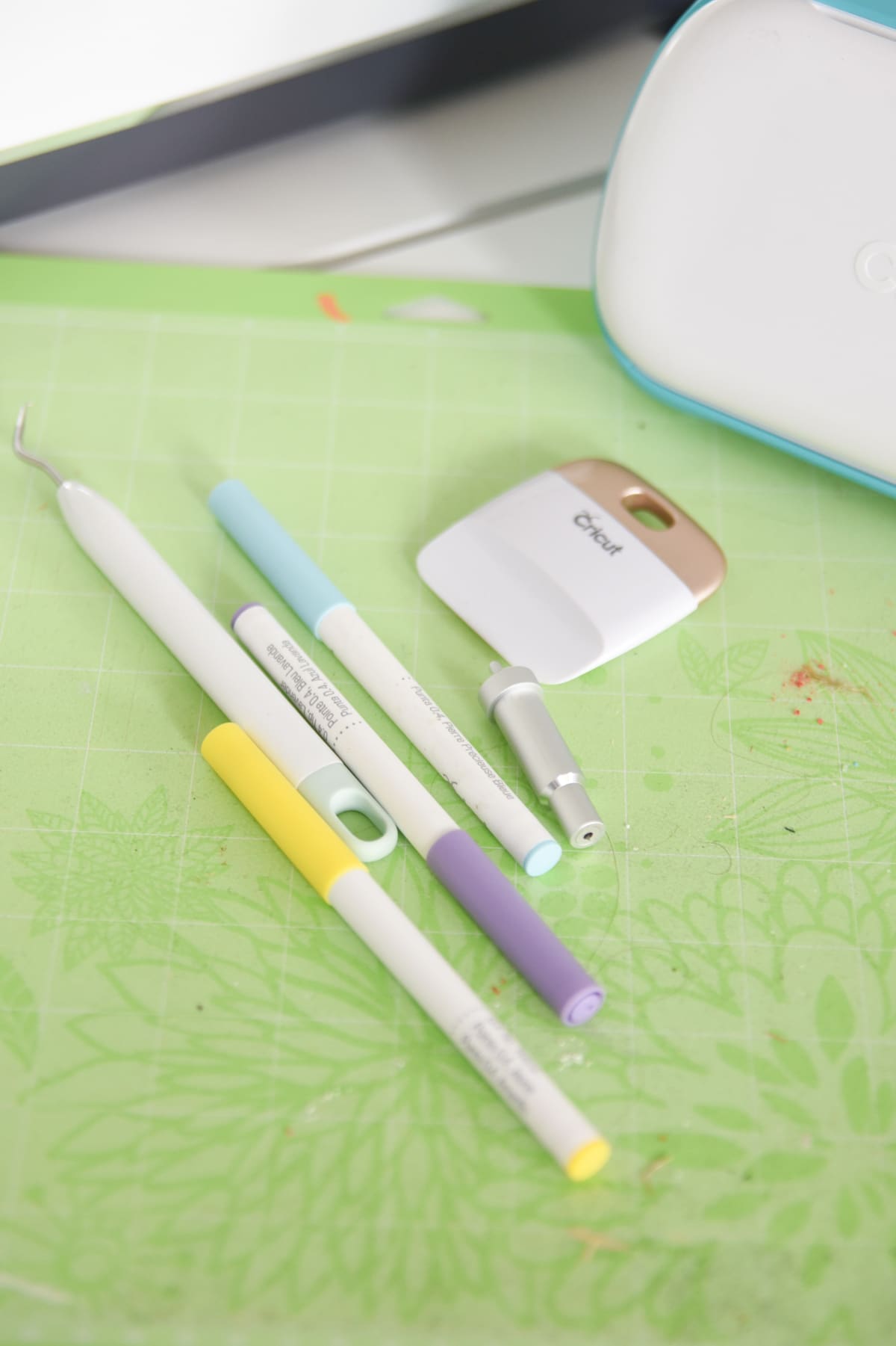 ESSENTIAL CRICUT ACCESSORIES AND TOOLS